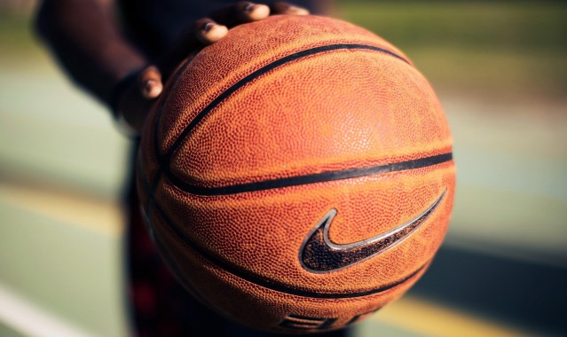 【华体会体育app】巴恩斯利主帅公开抨击球员赛场耍花活，斯洛特称将展开对话