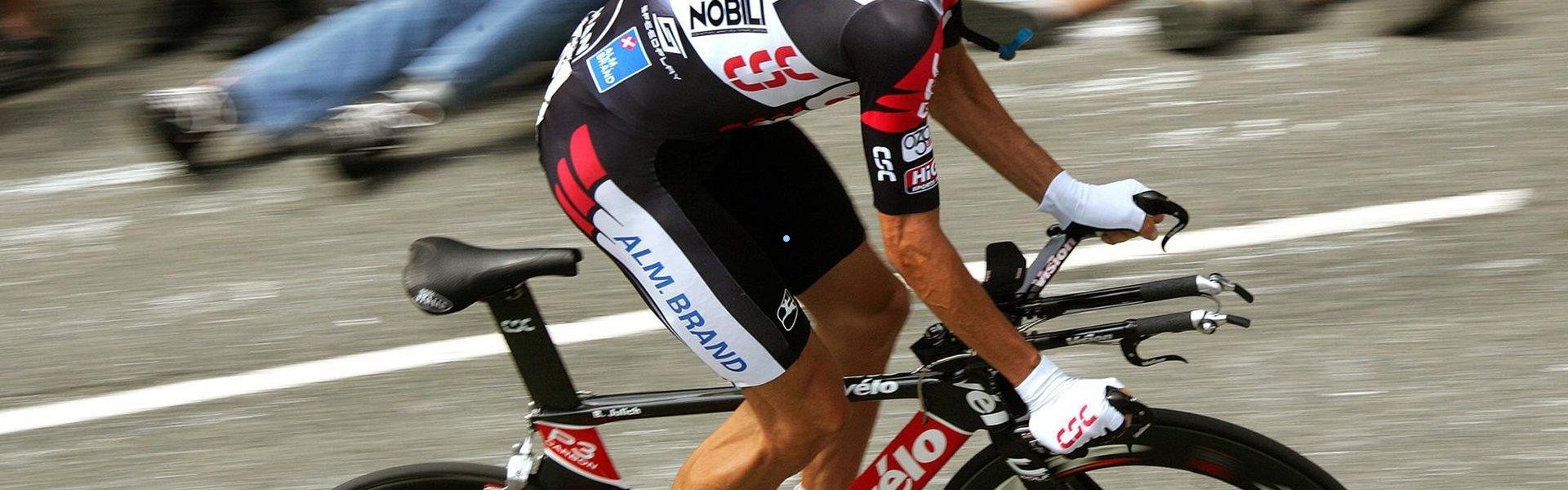 【华体会app】巴萨凭什么领跑西甲？弗利克的变形记藏着三大制胜密码