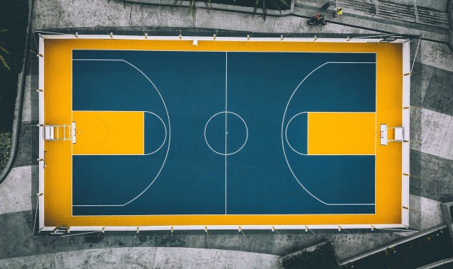 华体会体育app：周日西甲巅峰对决，比利亚雷亚尔主场对阵巴萨，榜首争夺战的关键一役