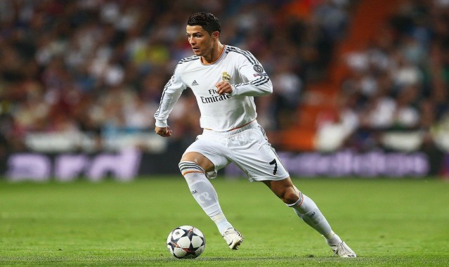 华体会体育_斯坦福桥场外风波，切尔西球迷抗议BlueCo管理，高呼恩佐-马雷斯卡表达期待